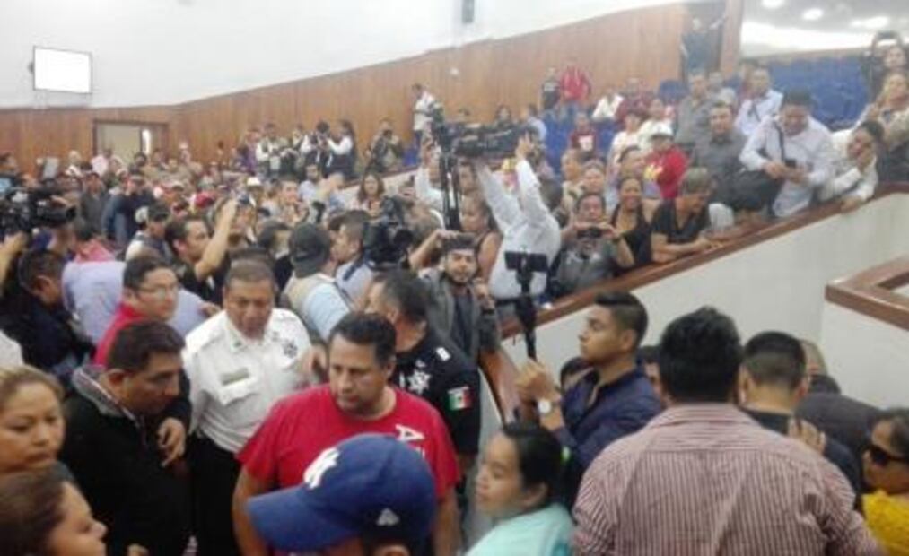 Suspenden sesión del Congreso del Estado por manifestaciones