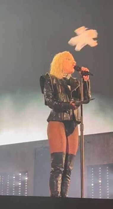 Rubén Albarrán, de Café Tacvba, destruye peluche del Dr. Simi durante concierto