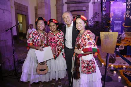 Inauguran altar de muertos en Palacio de Gobierno