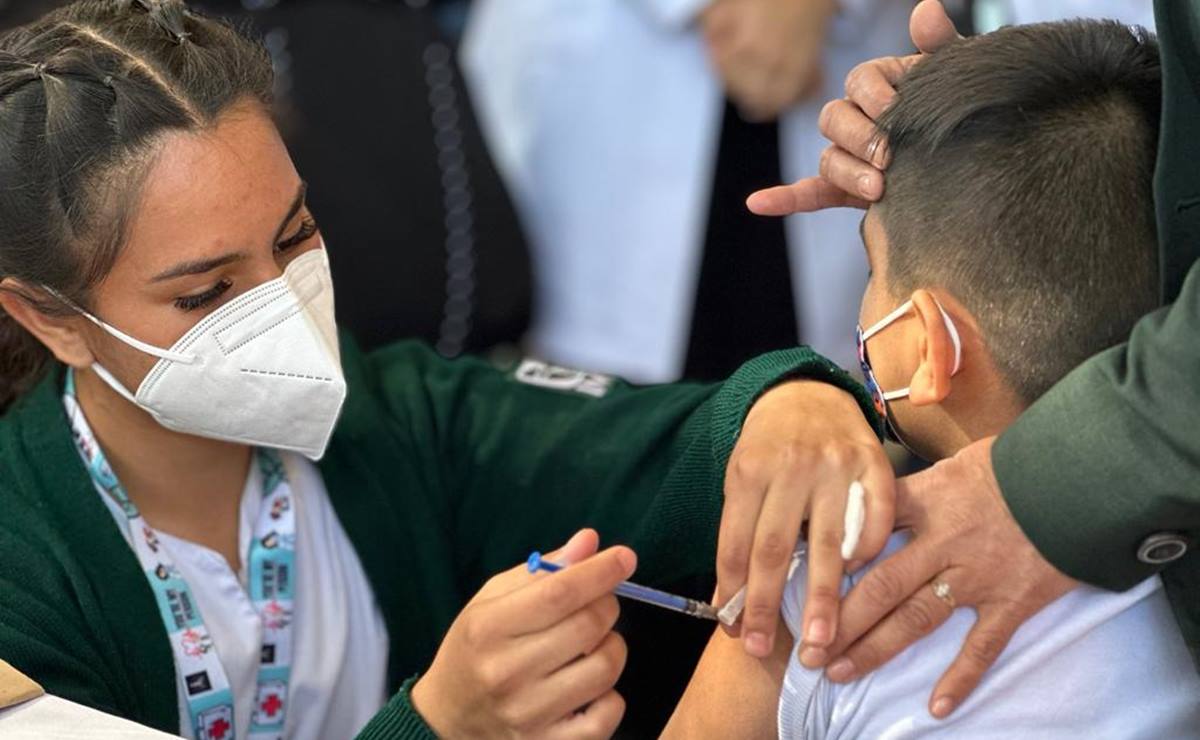 Detectan 30 casos de Covid-19 en alumnos de SLP; hoy inició vacunación en escuelas 