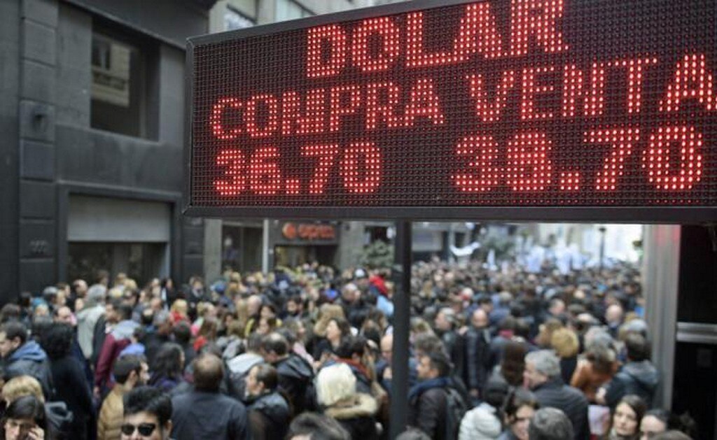 ¿Por qué los argentinos están obsesionados con el dólar?