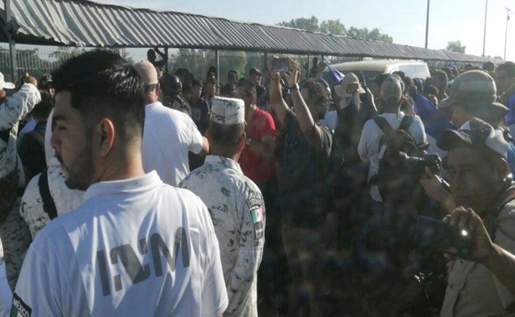 Migrantes intentan cruzar por la fuerza la frontera de México y Guatemala