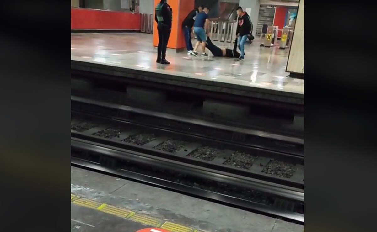 VIDEO. "Llegamos juntos, nos vamos juntos". Tras una noche de copas, arrastran a su amigo hasta el Metro en CDMX
