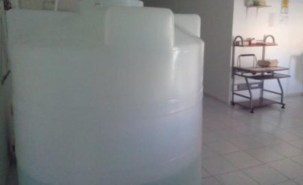 Dueños de locales de purificadoras aún almacenan mobiliario