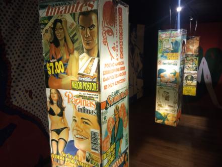 Rótulos y anuncios, una representación artística de la iconografía callejera mexicana