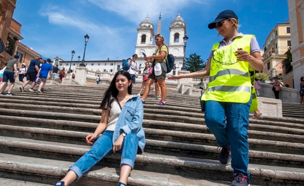 Prohíbe Roma a turistas sentarse en escalinata de Plaza de España