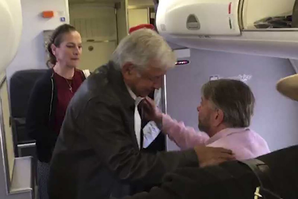 AMLO y Castañeda se encuentran y saludan al abordar vuelo con destino a Oaxaca