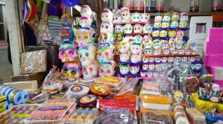 Comerciantes de mercados del Centro Histórico se alistan para ventas de Día de Muertos
