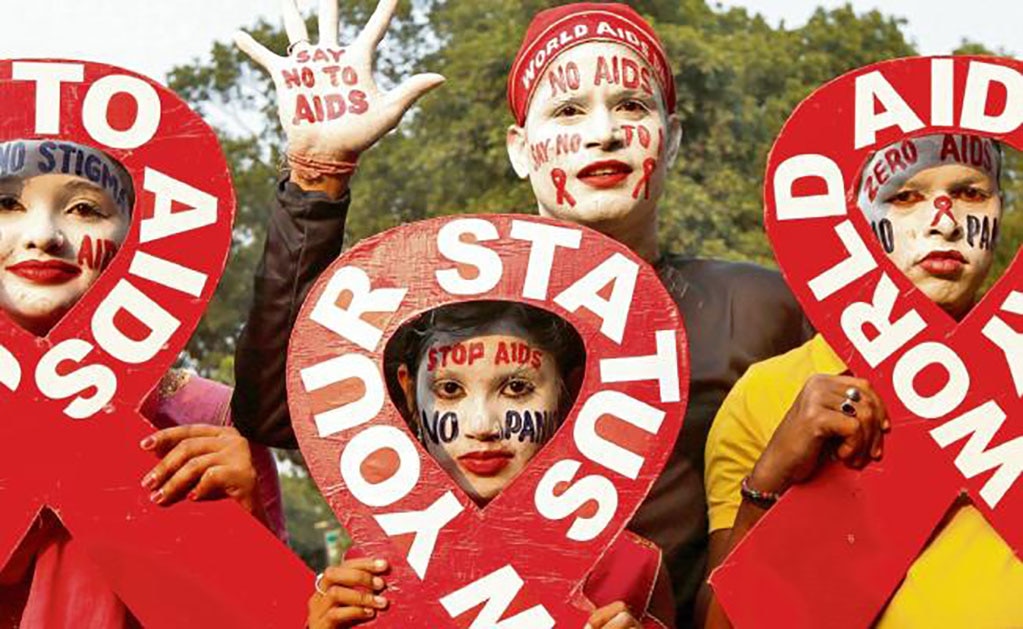 Activistas participaron ayer en una campaña de prevención del sida, en Calcuta, India, en vísperas del Día Mundial de la lucha contra este mal. RUPAK DE CHOWDHURI. REUTERS