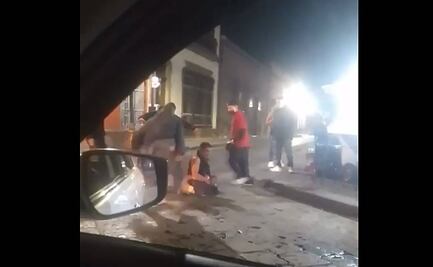 A golpes, 4 sujetos dejan inconsciente a un hombre en el centro de SLP; captan riña en video