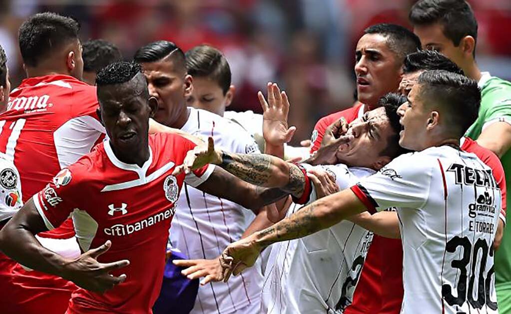 Bronca en el partido de Toluca y Chivas