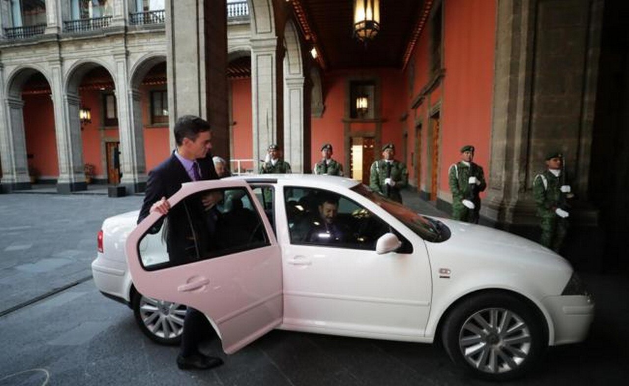 Presidente de España regala a AMLO acta de nacimiento de su abuelo