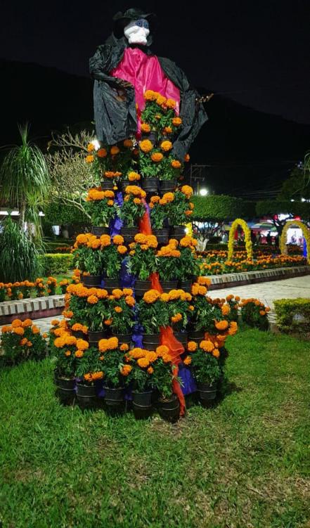 Con huapangueada y flores, Aquismón inicia festividades por Día de Muertos