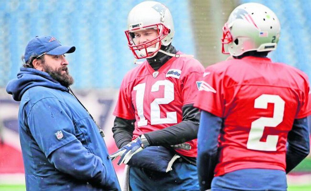 Brady y Hoyer, los QB de Patriots (STEVEN SENNE. AP)