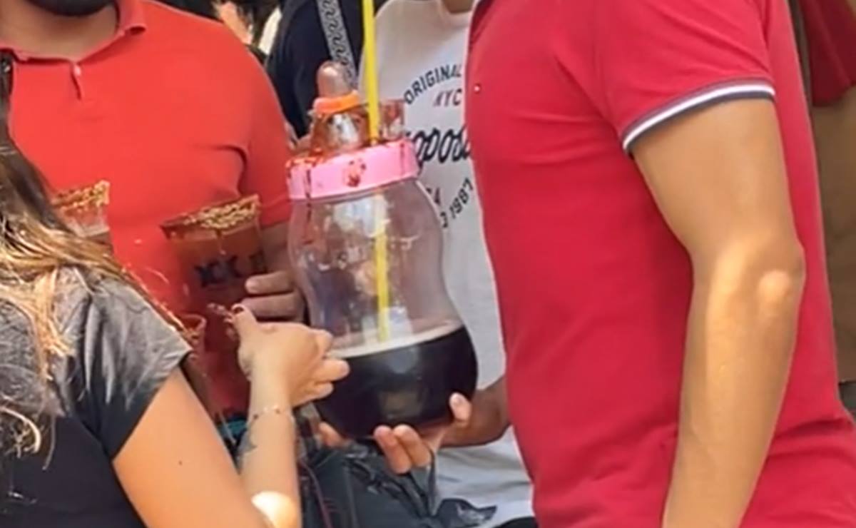 Esta nueva presentación de la cerveza se prepara en un biberón gigante, la cual incluye gomitas, clamato, chile en polvo, chamoy, sal y limón.  Foto: Captura de pantalla