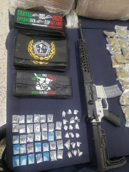 Aseguran droga, equipo táctico y armamento en Villa de Arista