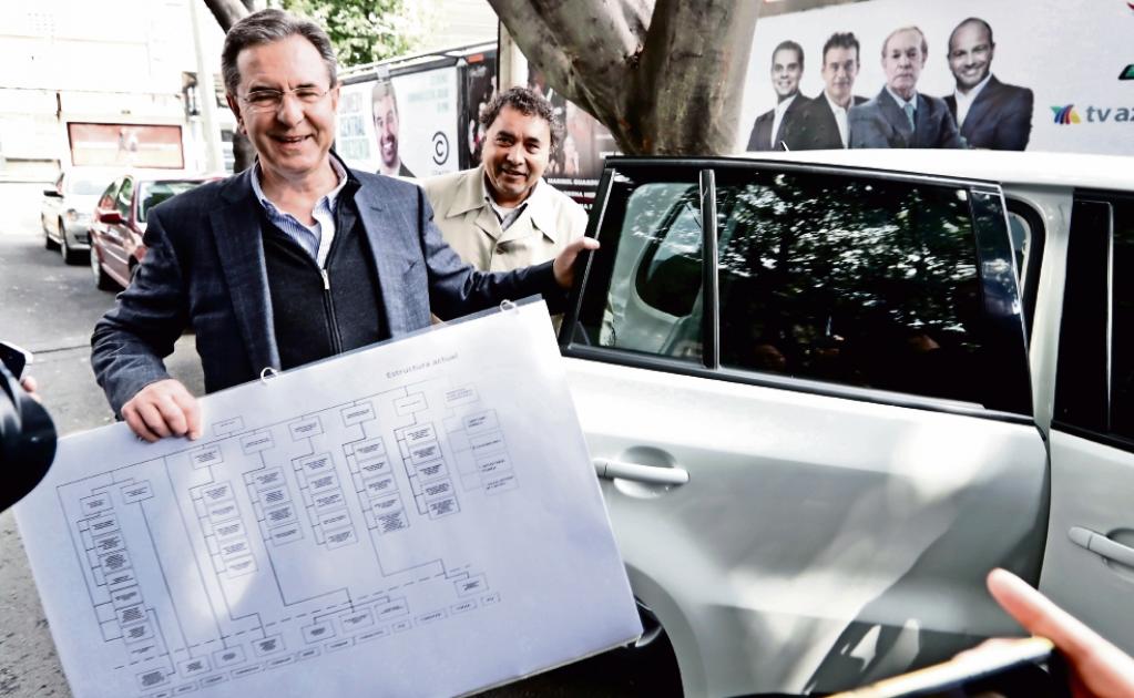 Esteban Moctezuma, próximo titular de la Secretaría de Educación Pública, en su llegada a la casa de transición de Andrés Manuel López Obrador, ubicada en la colonia Roma en la Ciudad de México (LUIS CORTÉS. EL UNIVERSAL)