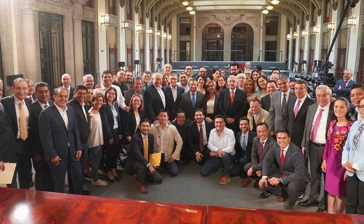 AMLO urge a gobernadores de Morena a no bajar el ritmo en entrega de programas sociales