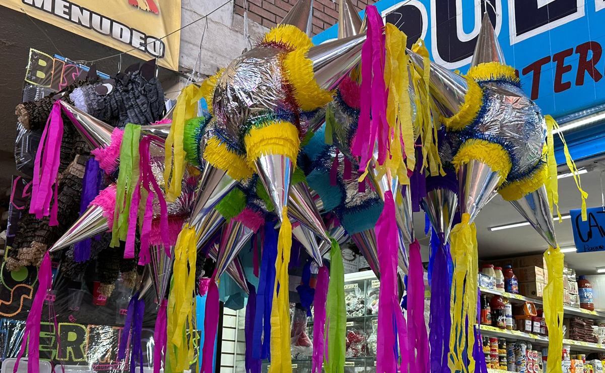 Centro Histórico de SLP se llena de luz y color con venta de artículos navideños. Fotos: Cecilia Lara