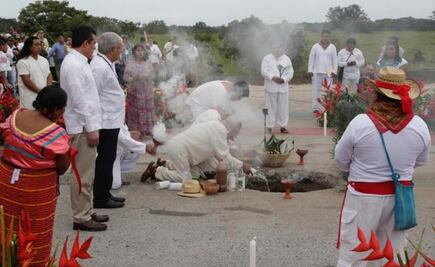 Ofrecen a la madre tierra aguardiente, pollo y tortillas para construir Tren Maya