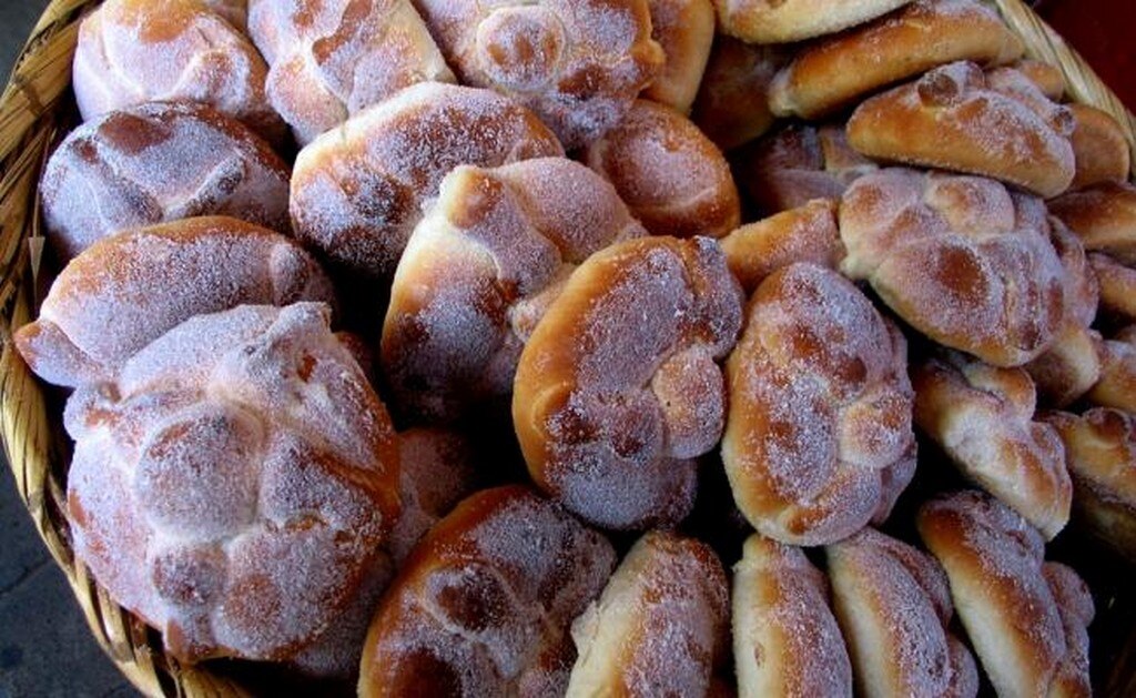 El pan de muerto puede ser espolvoreado con azúcar, sin dulce o ajonjolí / Foto: Archivo EL UNIVERSAL