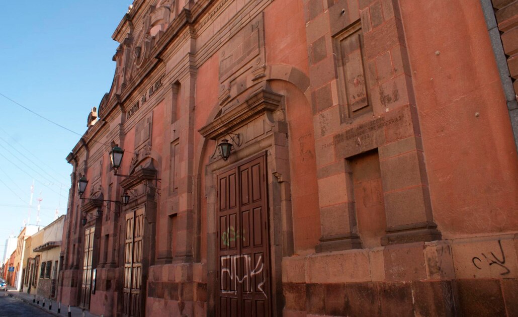 AMLO apoya compra del Teatro Alarcón