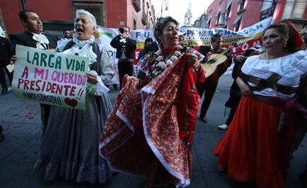 (VIDEO) "Adelitas" llevan mariachi a AMLO por su cumpleaños