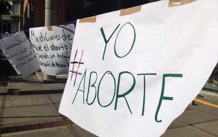 Feministas universitarias instalan tendedero del aborto en Zona Oriente de UASLP