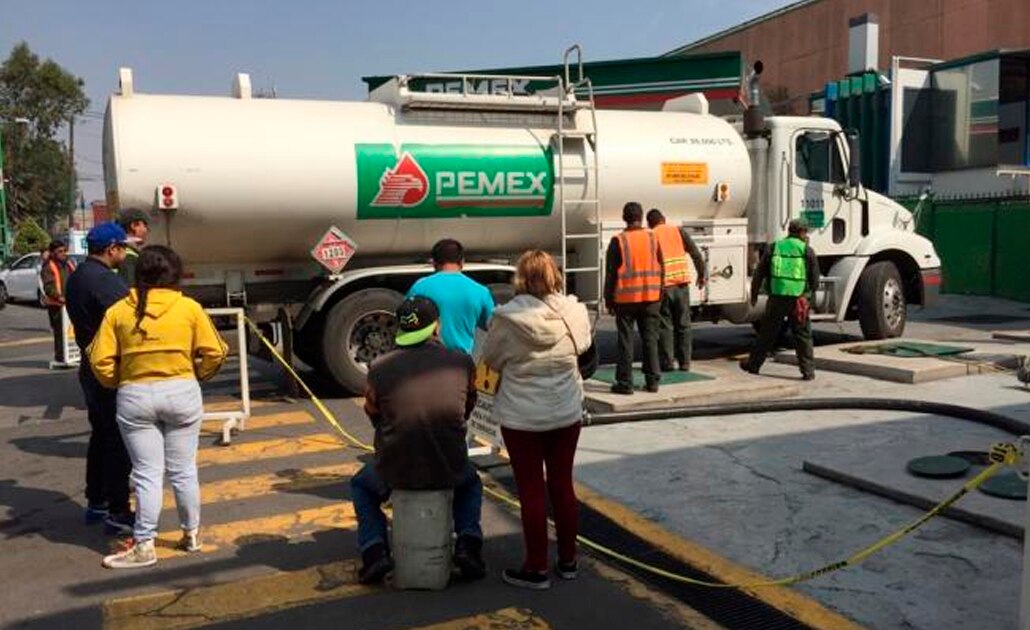A Gerardo le pagan 30 pesos por formarse en la fila de la gasolinera