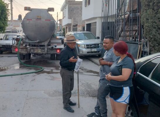 Tras solicitud, Ayuntamiento de SLP atiende a maestro jubilado y asegura suministro de agua
