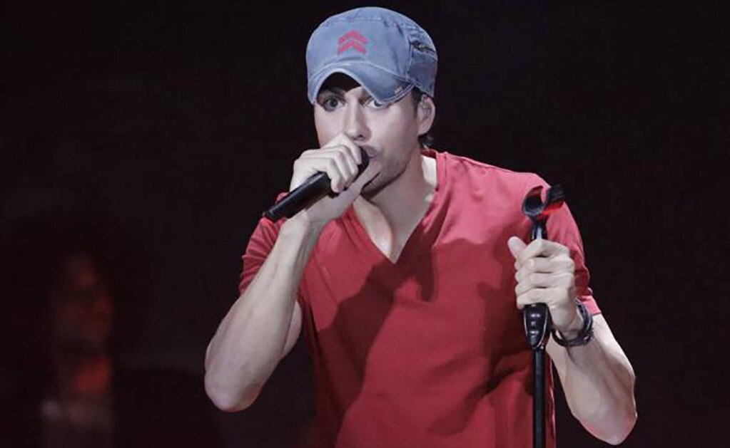 Enrique Iglesias posa en foto con sus mellizos
