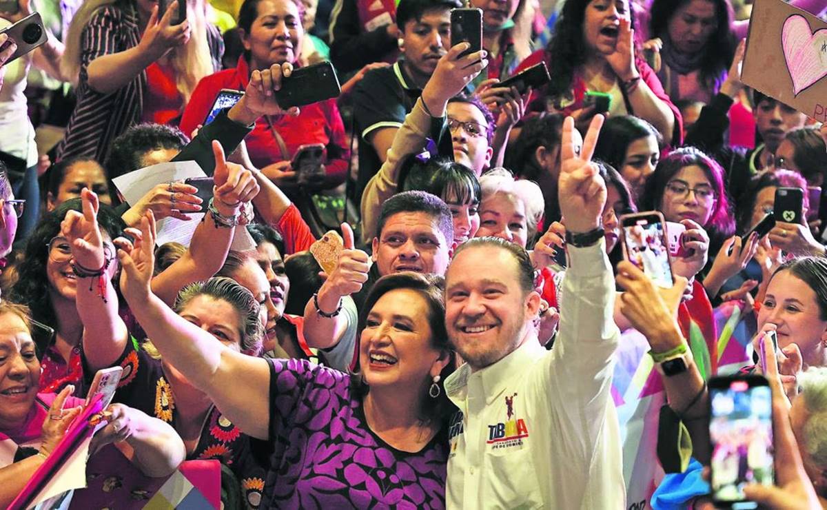 Xóchitl Gálvez estuvo acompañada de Santiago Taboada, candidato de la coalición a la Jefatura de Gobierno de la Ciudad de México, durante su evento de ayer en el Pepsi Center. Foto: Berenice Fregoso / EL UNIVERSAL