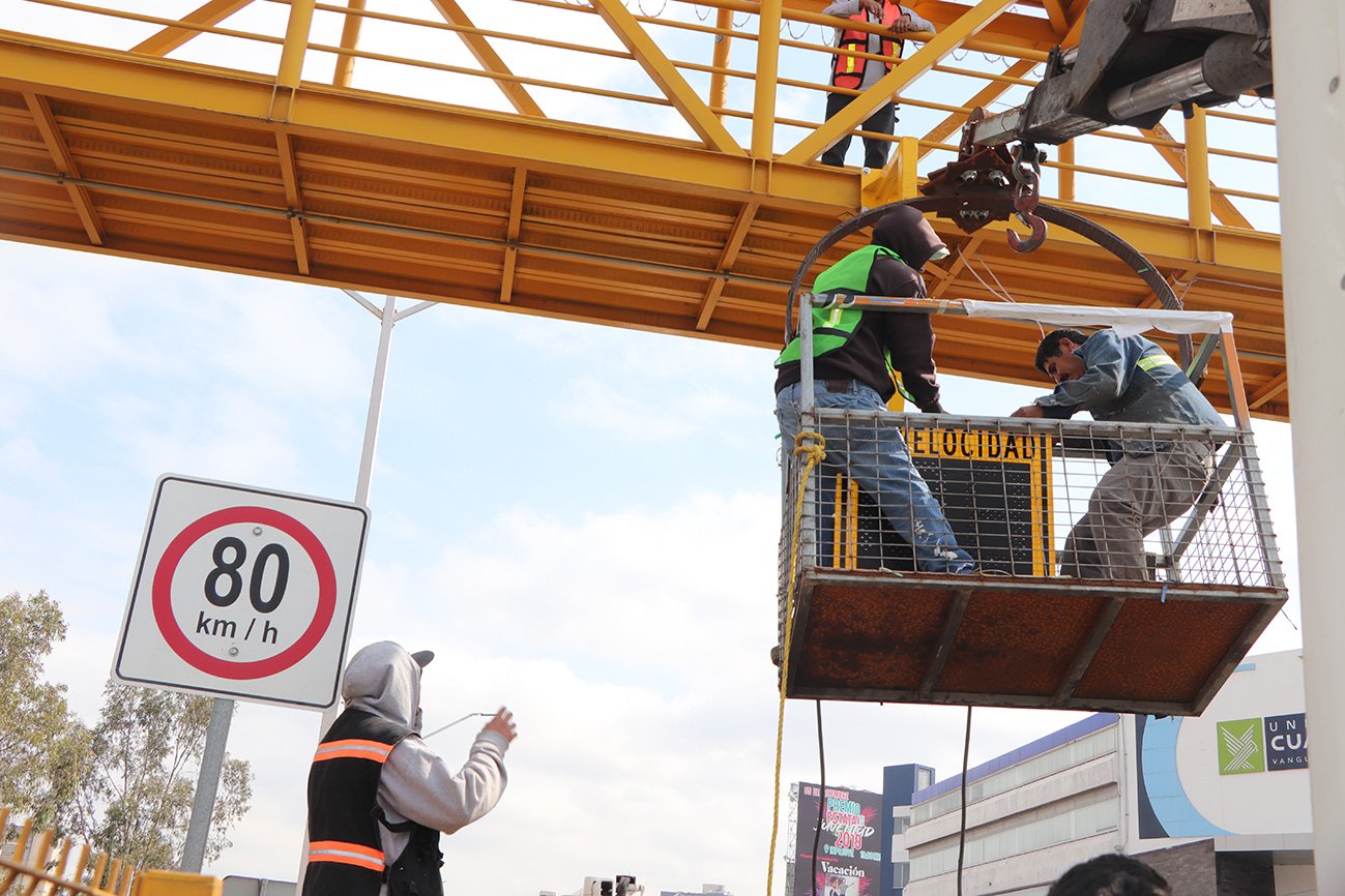 Para evitar exceso de velocidad colocan pantallas informativas