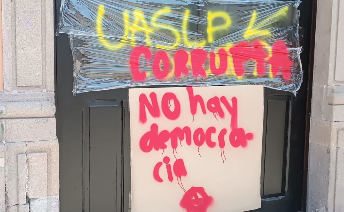 Las protestas se concentraron en el Edificio Central de la UASLP. Foto: Xochiquetzal Rangel