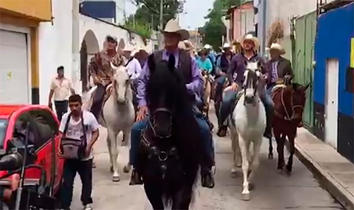 “El Bronco” cabalga por Querétaro en caballo de 250 mil dólares