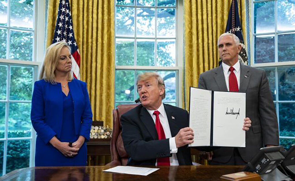 Orden ejecutiva firmada por el presidente, Donald Trump, para acabar con la separación de niños inmigrantes de sus padres (Foto: AFP)