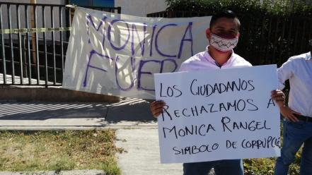 Simpatizantes de Morena protestan en Comité Estatal, denuncian imposición de Mónica Rangel