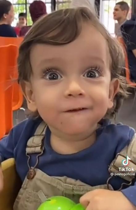 Video: Bebé prueba taco al pastor y se vuelve viral en TikTok