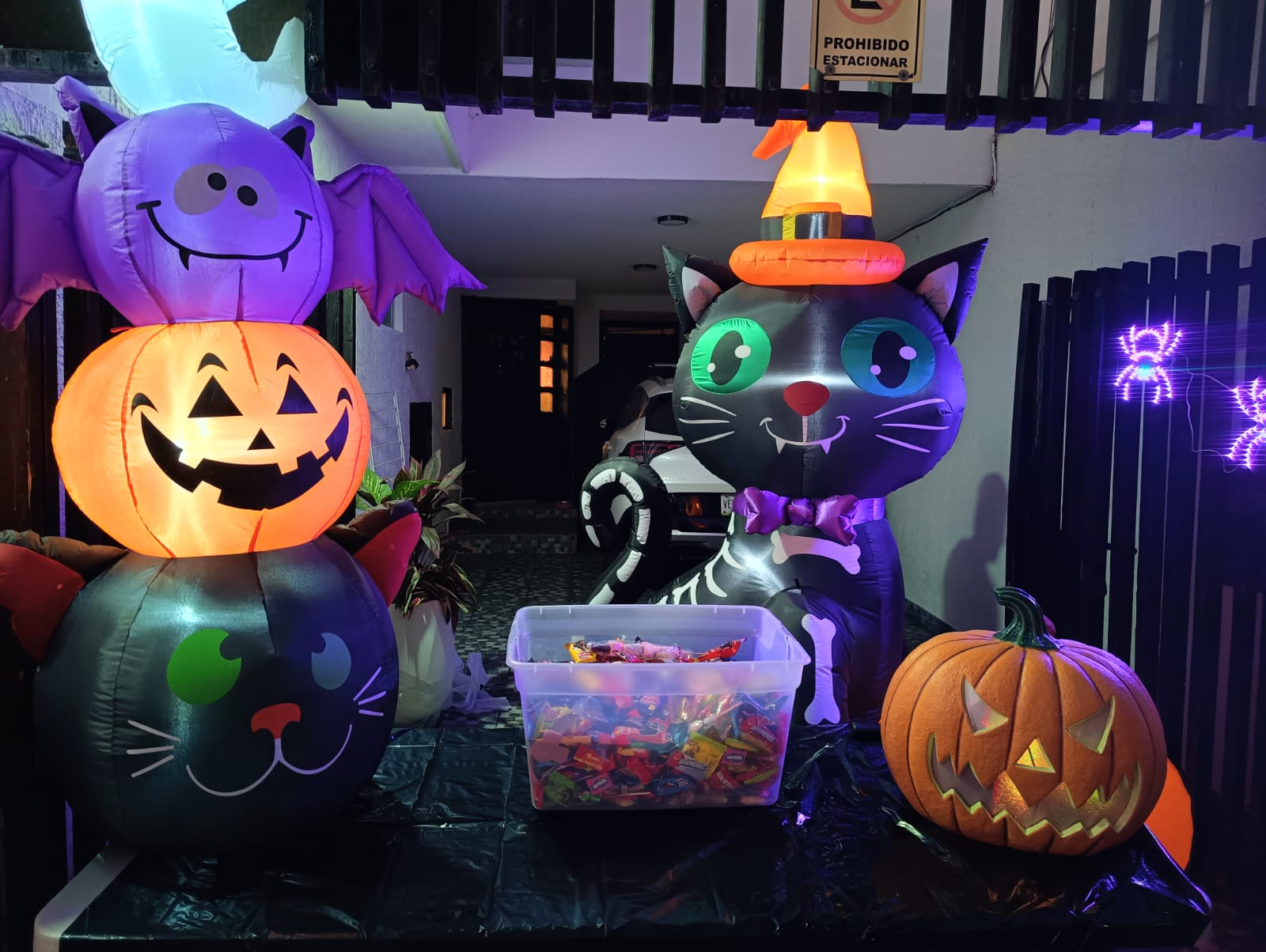 Calles potosinas se transformaron para Halloween con decoraciones, auto-Halloween y familias compartiendo diversión y tradición. Foto: Jazmín Ramírez.