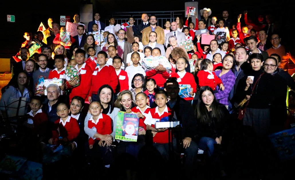 Enciende gobierno municipal árbol navideño