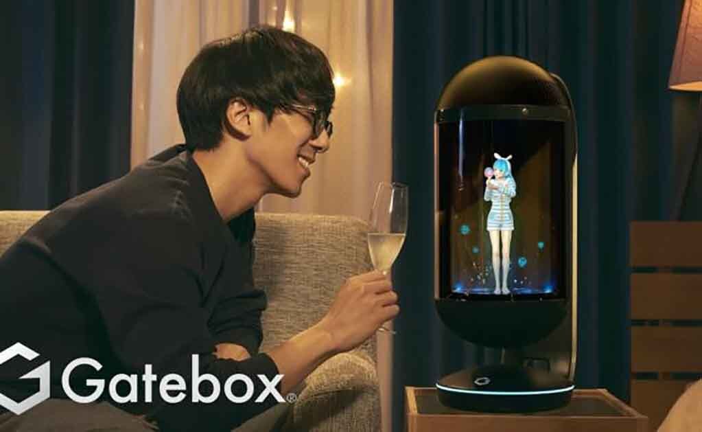 El gadget permite mantener conversaciones mediante una app