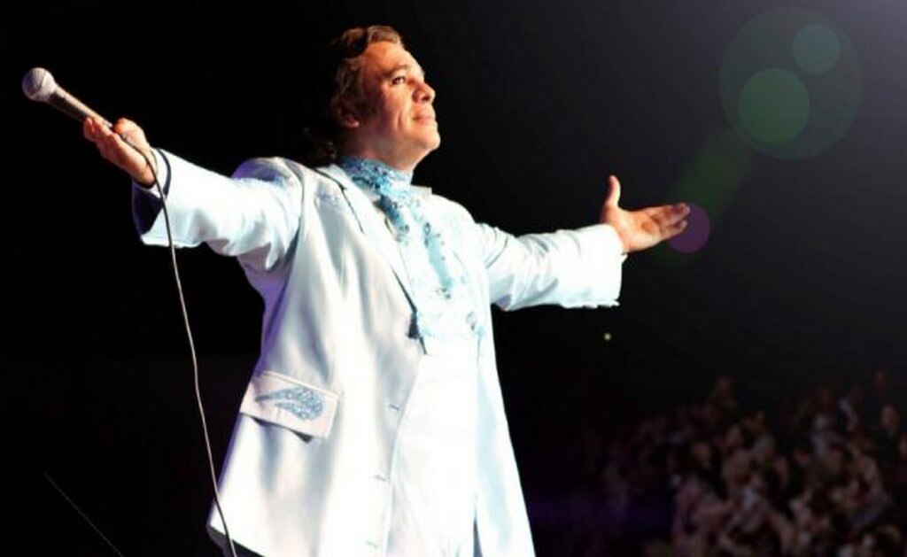  Convocan en Facebook a “Tour Resurrección” de Juan Gabriel