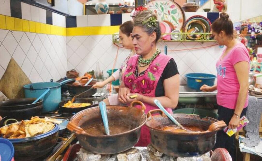 Beatriz Vásquez atiende su comedor fundado hace 80 años en el mercado Morelos, relata que su admiración hacia la pintora surgió cuando sus comensales le dijeron que se parecía a la artista, por lo que decidió conocer su trayectoria. (EDWIN HERNÁNDEZ. EL )