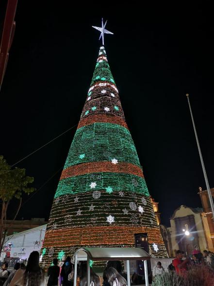 Monumental árbol de Navidad de SLP enciende por completo