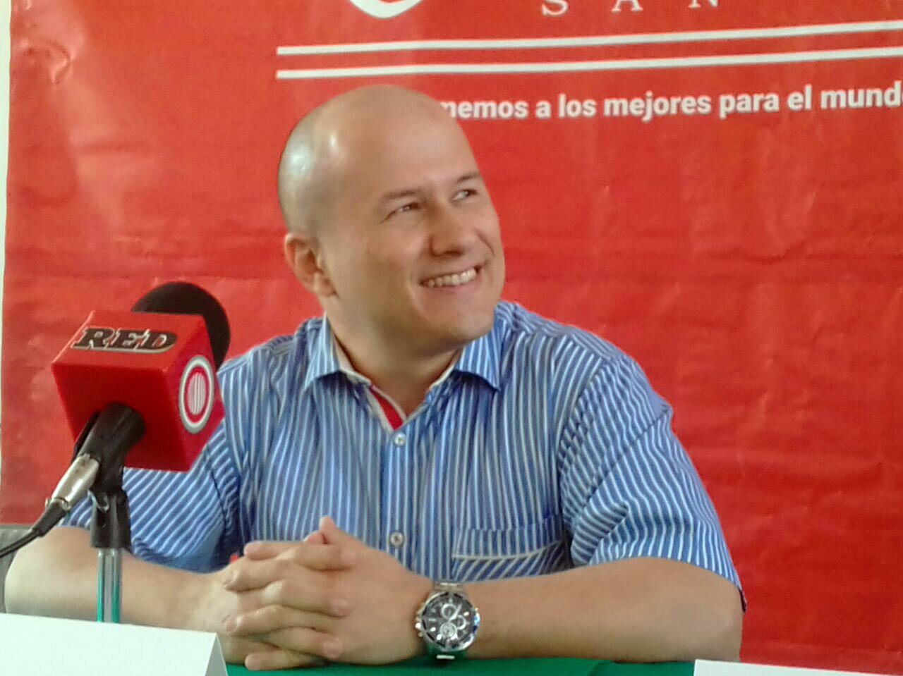  Julio Profe presenta plática “Triunfar sin miedo en mate” 