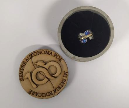 Con proceso artesanal e inspirados en autonomía, alumnos crean joyas para celebrar 100 años de la UASLP