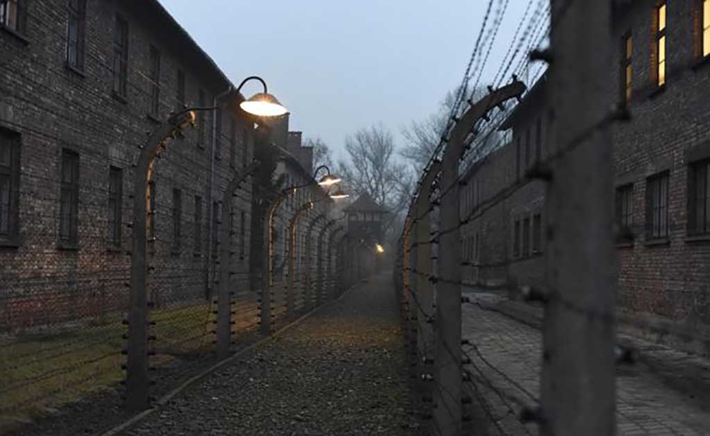 Atrapan a turistas que querían robar ladrillos en Auschwitz