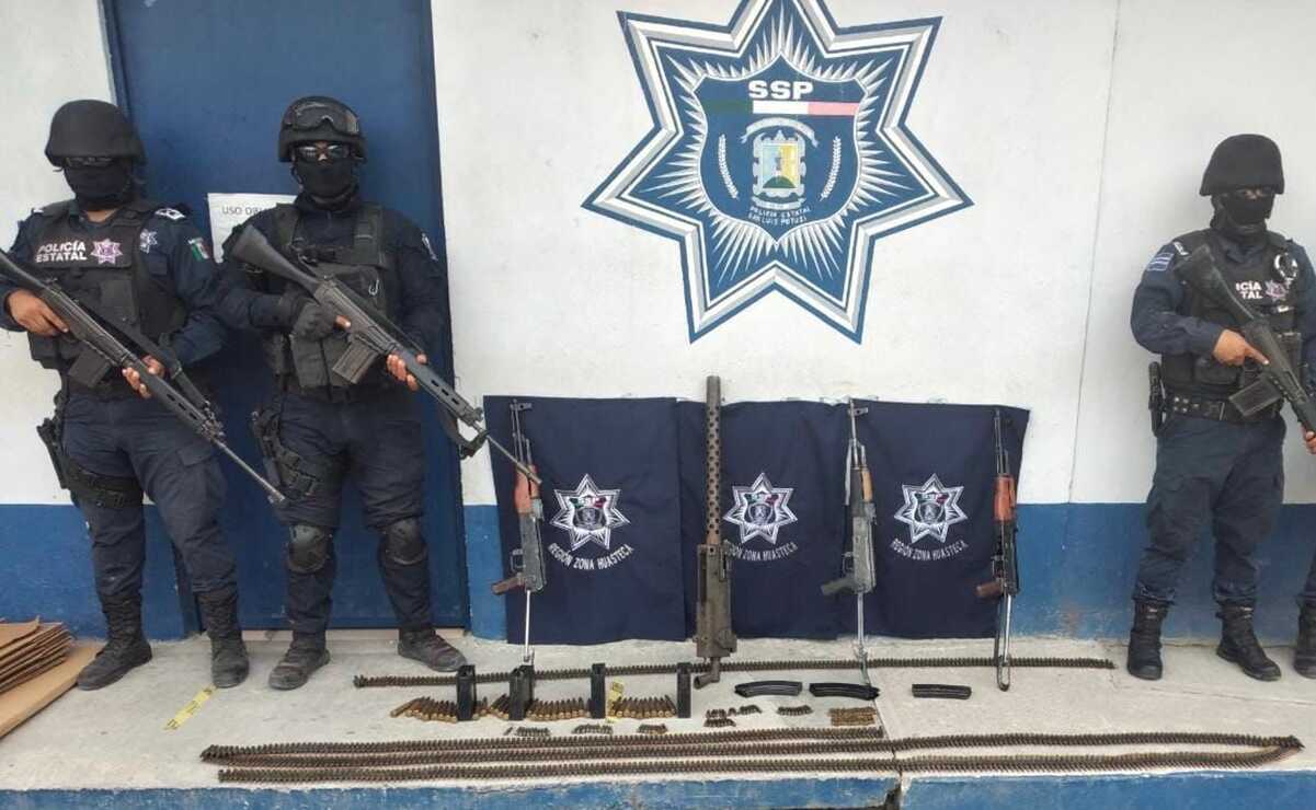 Cuatro armas largas y diversos cargadores fueron asegurados en la zona de la Huasteca, informó la Policía Estatal. Foto: Especial