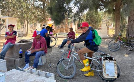 Ganarse la vida entre tumbas, así es la labor de Eladio y María como aguadores del panteón El Saucito