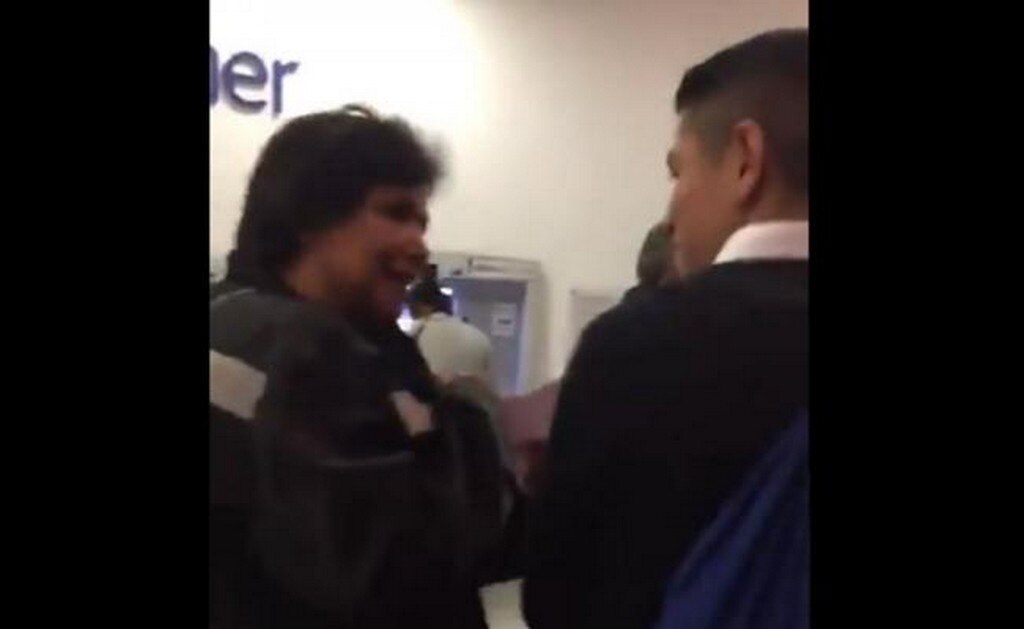  Llaman a mujer #LadyCajero por insultar a joven en la fila